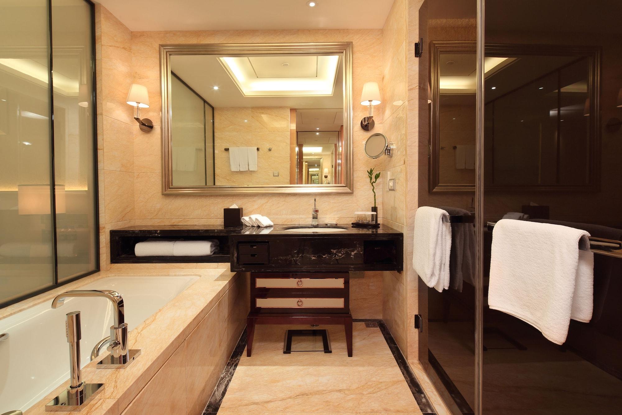 Hilton Guangzhou Baiyun - Free Shuttle For Canton Fair Period, Close To Luhu Golf Club & Leather Market Exterior photo