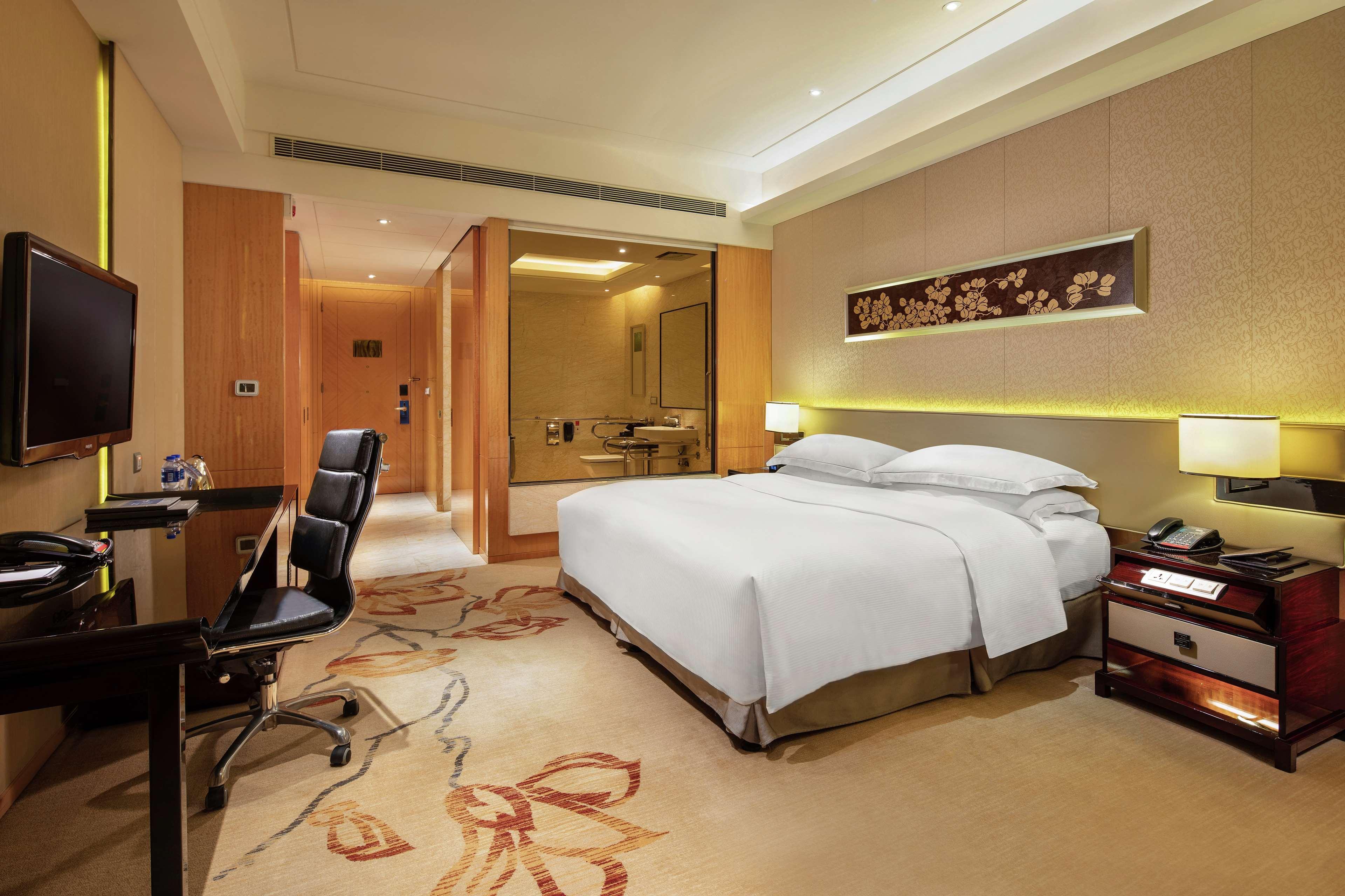 Hilton Guangzhou Baiyun - Free Shuttle For Canton Fair Period, Close To Luhu Golf Club & Leather Market Exterior photo