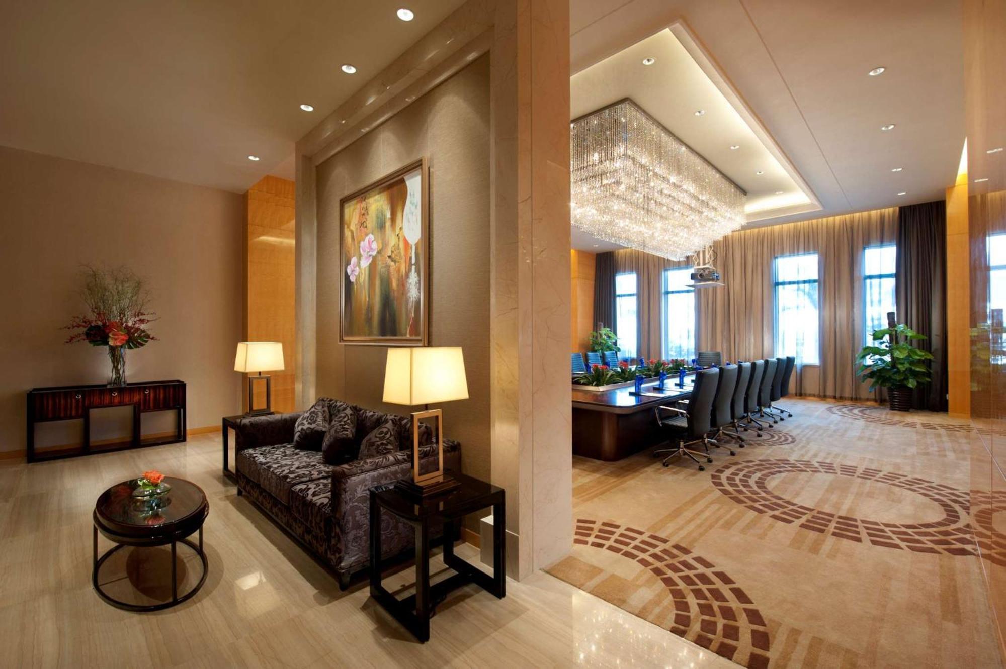 Hilton Guangzhou Baiyun - Free Shuttle For Canton Fair Period, Close To Luhu Golf Club & Leather Market Exterior photo