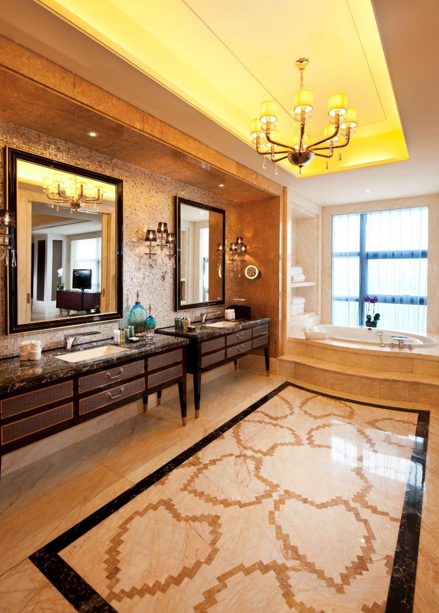 Hilton Guangzhou Baiyun - Free Shuttle For Canton Fair Period, Close To Luhu Golf Club & Leather Market Exterior photo